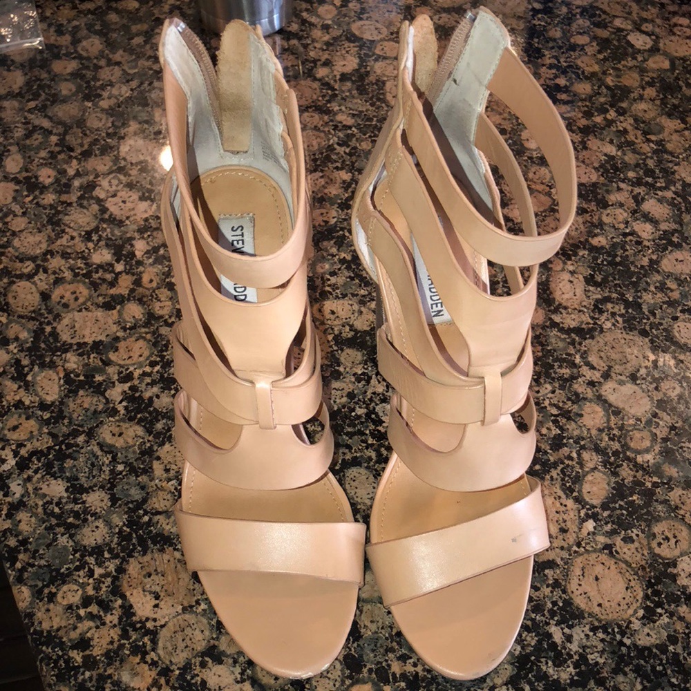 SOLD 💖 Steve Madden Sandals